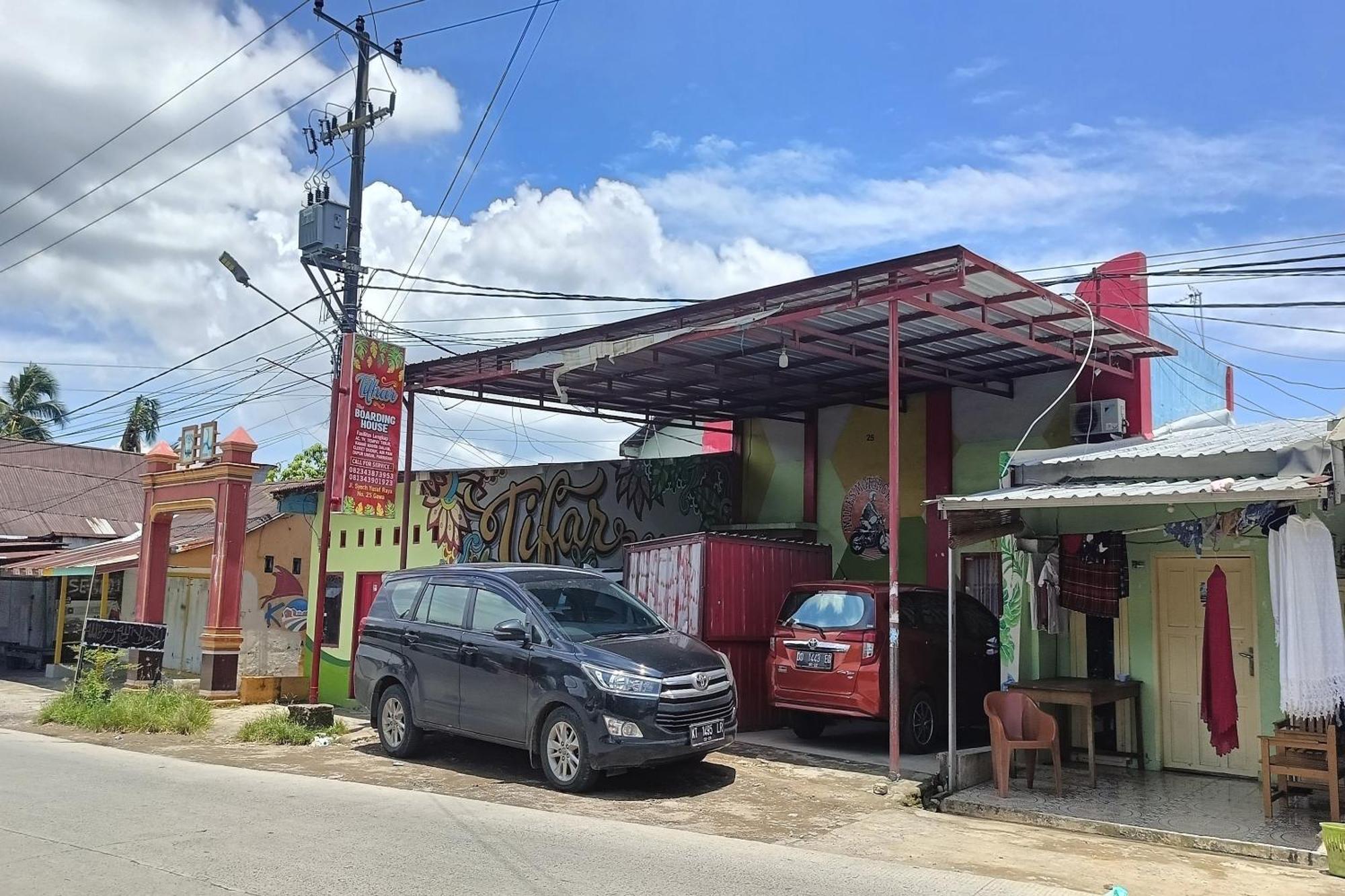 Oyo 93875 Tifar House Near Lapangan Raja-raja Makassar